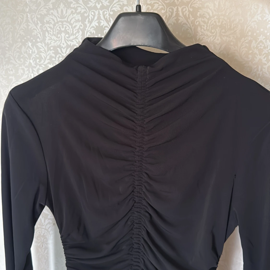 Svart långärmad tight klänning med rynkade detaljer - 1