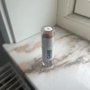 Sephora Care Foundation Stick 01 - Foundation stick från Sephora i nyansen 01. Kommer i en smidig, silvrig hylsa med lock. Perfekt för enkel applicering och touch-ups under dagen. Ger en naturlig finish och är lätt att ta med i väskan.