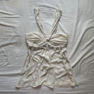 Vit topp från Zara  - Säljer en vit topp från Zara Basic jätte fin! ❤️ Har en fläck man inte tänker på