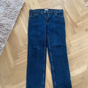 Mörkblå raka jeans - Fina low waist jeans från Ginatricot strl 42 men mer som en strl 40. Aldrig använda 