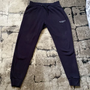 Svarta mjukisbyxor från Heresie - Svarta mjukisbyxor från Jd sports. Byxorna har en enkel design med liten vit logotyp på ena låret. Perfekta för en avslappnad stil.