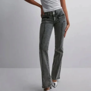 Grå bootcut jeans - Helt slutsålda jeans från Nelly. I nyskick och endast använda några 2-3 gånger. Säljer pga för små