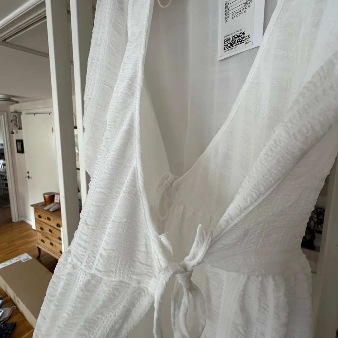 Vit dubbelomlottklänning - 3