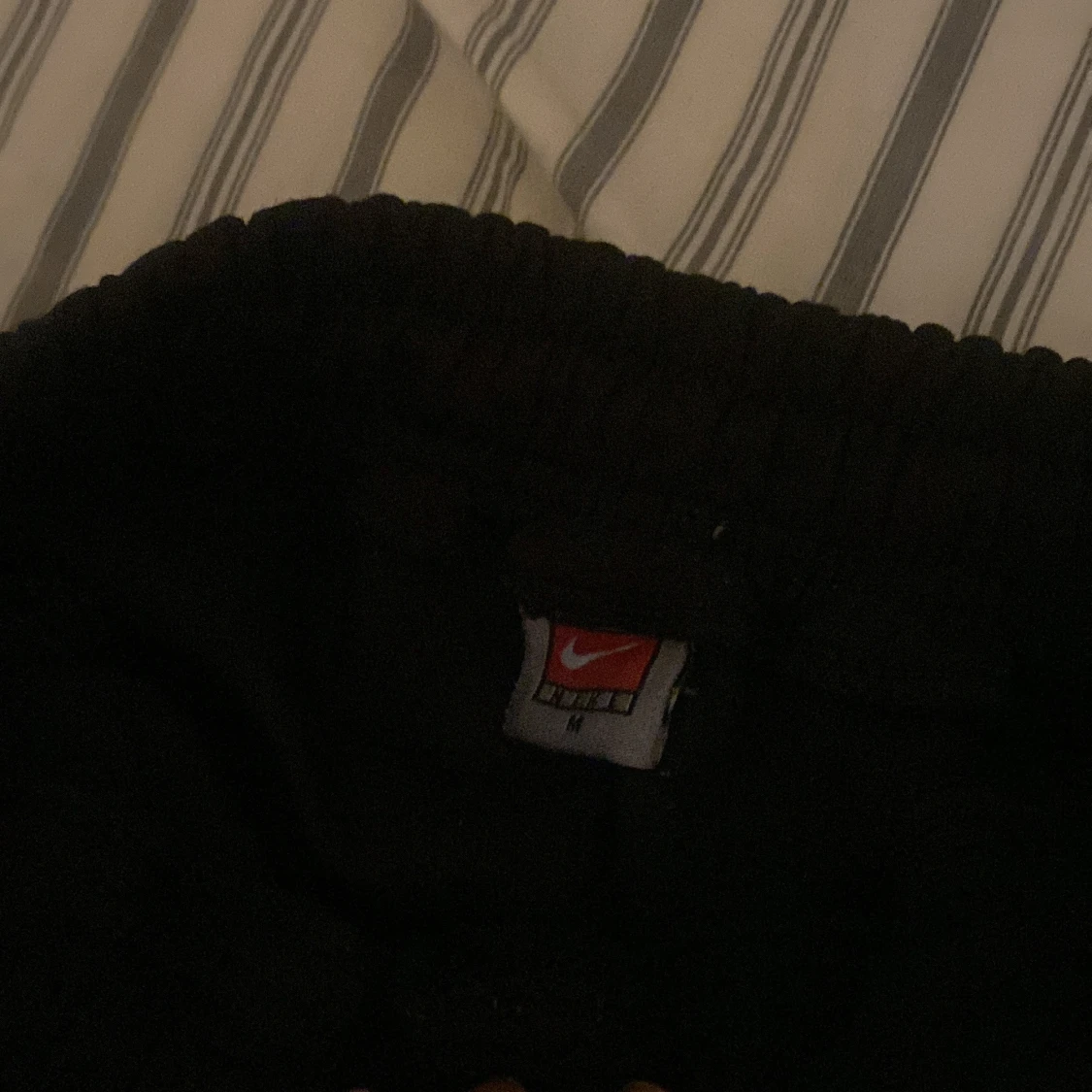 Svarta och röda mjukisbyxor från Nike - 2