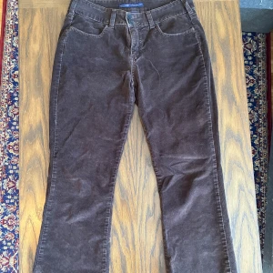 Levi's bruna manchesterbyxor - Bruna Levi's "526 Slender Boot Cut" byxor med fickor fram och bak. Mörkbrunt manchestertyg.  Sparsamt använda och så gott som perfekt skick.   Märkta som storlek "8" vilket jag tror översätts till storlek 40 eu, men skulle klassa det som mer av en medium/38.   Låg midja och utsvängda ben.