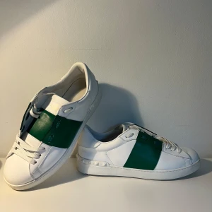 Valentino Opens - Snygga Valentino sneakers i vitt med gröna detaljer. De är i väldigt bra skick men har små tecken av användning. Säljer då dom är för små för mig, kan bli bvsa👍