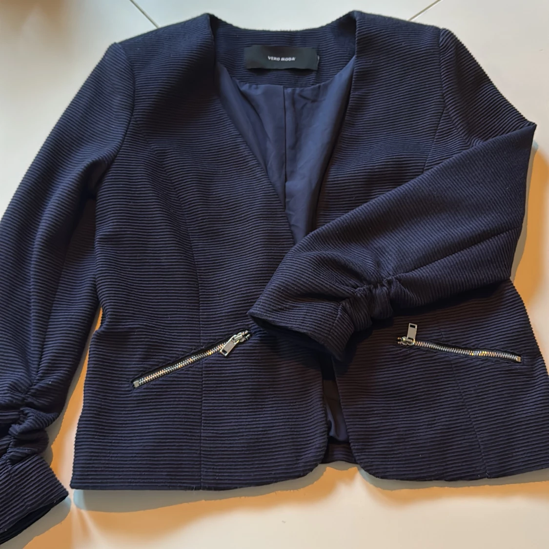 Mörkblå kavaj/tröja/vår jacka med dragkedjor från Vero Moda