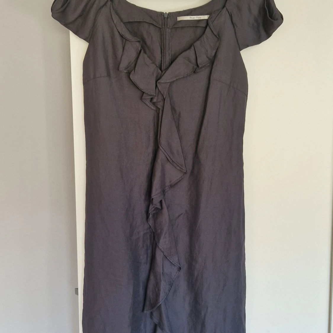 Mörkgrå klänning med volang