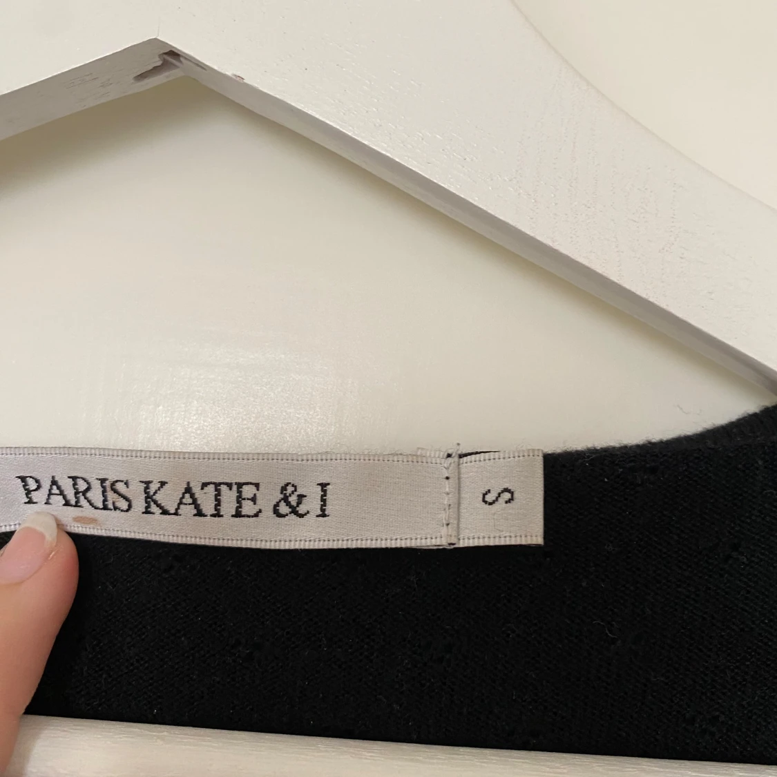 Svart topp med volang från Paris Kate & I - 2