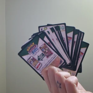 Pokémon TCG Live - (32st) Samling av digitala Pokémon-kort för Pokémon Trading Card Game Live.  Perfekt för dig som vill spela och samla digitala kort, utmana vänner och bygga egna kortlekar online. (Har inte använt koden på baksidan)