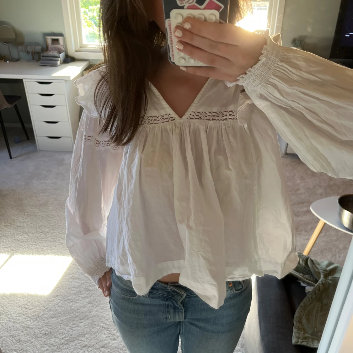 Vit blus med volang och spetsdetaljer