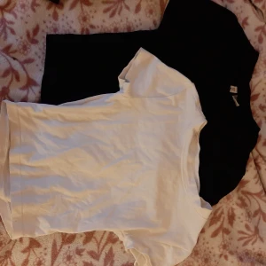 2-pack t-shirts från H&M Divided - Säljer två klassiska t-shirts från H&M Divided i storlek XS. En vit och en svart, båda med rund hals och korta ärmar. Perfekta basplagg i mjuk bomull som passar till allt.