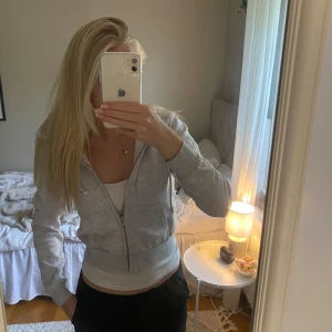 Ljusgrå hoodie med dragkedja från hm - Ljusgrå hoodie från hm i storlek S. Tröjan har dragkedja framtill, huva och två fickor. Tillverkad i mjuk bomullsblandning, perfekt för en avslappnad stil. Klassisk passform och enkel design. De finns några få fläckar som man ser på sista bilden