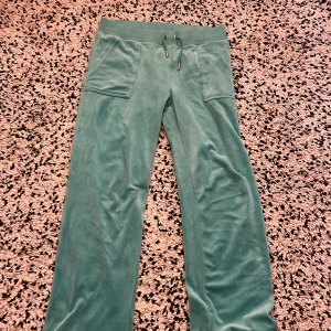 Turkosa mjukisbyxor med snörning - Säljer ett par turkosa Juciy mjukis byxor.💕jätte skönt material! Dom har inga skador dom e som nya 💕💕💕om du har några frågor är det bara skriva💕dom passa nog för dom som har L i storlek💕