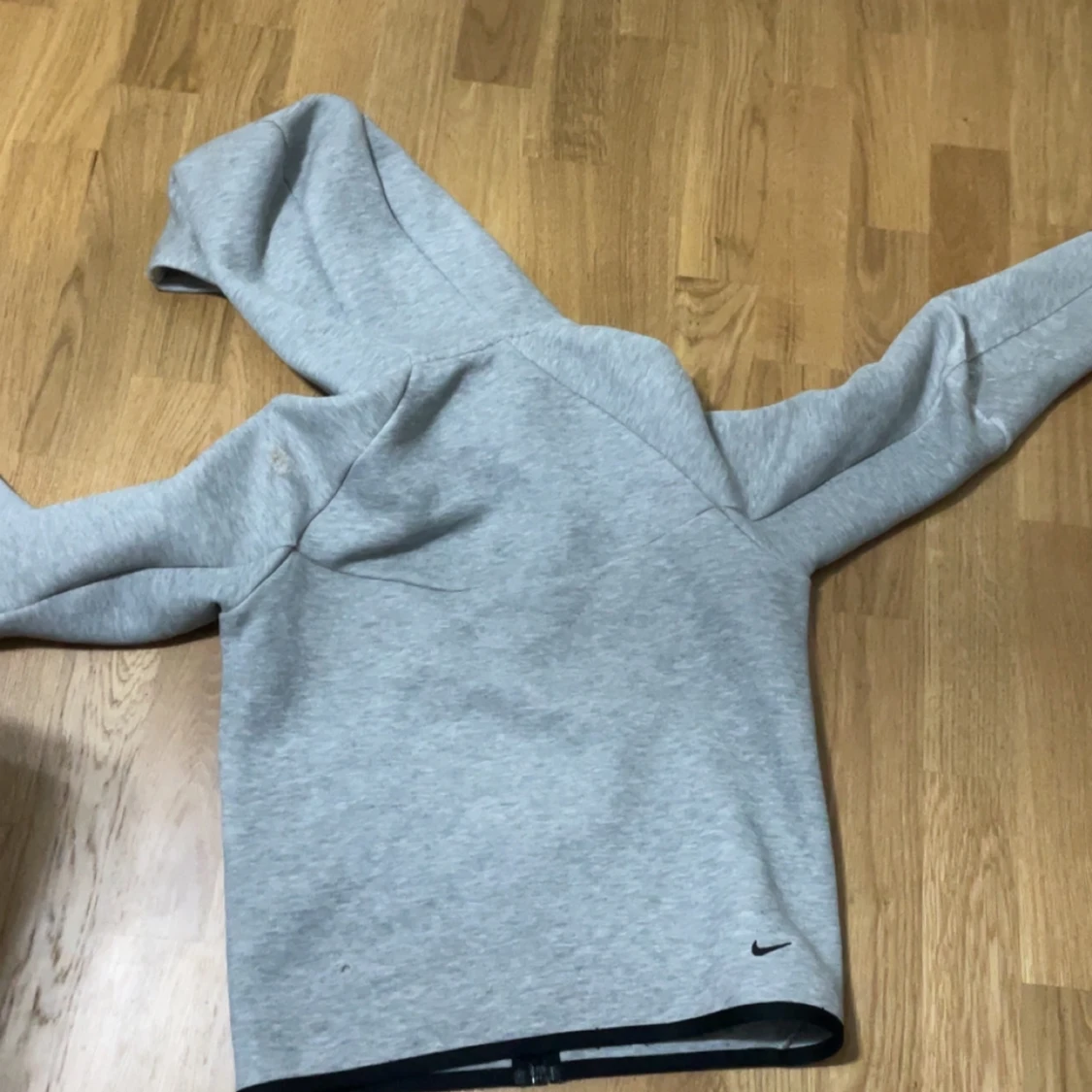 Grå hoodie från Nike med svarta detaljer(Nike tech)