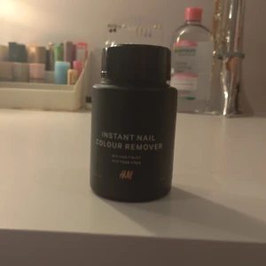 Instant Nail Colour Remover från H&M - En svart burk med Instant Nail Colour Remover från H&M. Perfekt för att snabbt ta bort nagellack utan bomull, bara stoppa ner fingret i burken. Smidig och enkel att använda, passar bra i väskan.