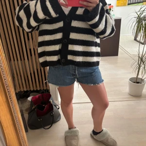 Levi's 501 jeansshorts  - Klassiska blå jeansshorts från Levi's 501 i perfekt avslappnad modell. Perfekta för sommaren och ger en avslappnad, cool look💕