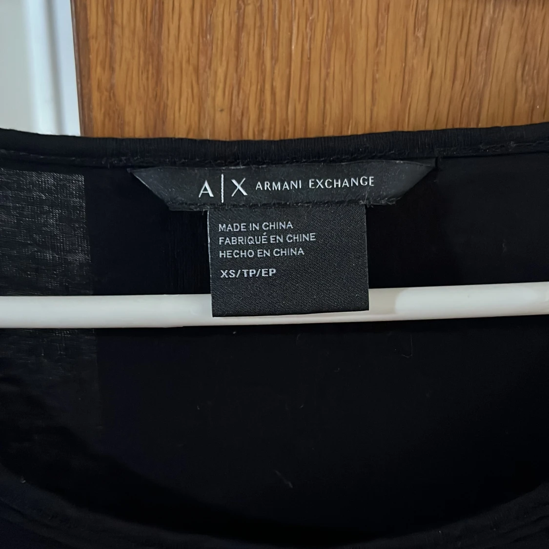 Svart topp med volang från Armani Exchange - 2