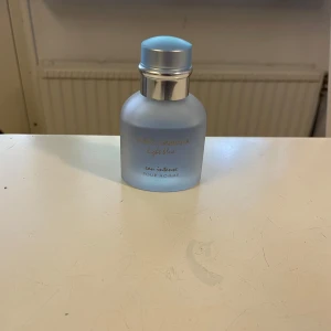 Dolce & Gabbana Light Blue Eau de Parfum Pour Homme 50ml - Fräsch och maskulin parfym från Dolce & Gabbana, Light Blue Pour Homme. Flaskan är frostad i ljusblått glas med silverfärgad kork. Innehåller 50 ml eau de parfum, perfekt för dig som gillar fräscha och eleganta dofter. Är runt 45-40 ml kvar!