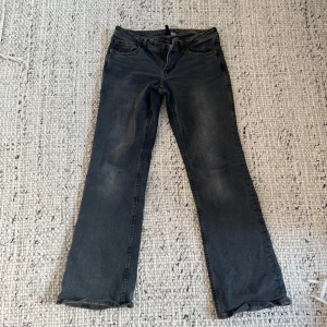 Svarta bootcut jeans med gul söm - Säljer ett par svarta bootcut jeans med snygga gula sömmar på bakfickorna. 