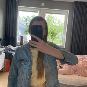 Blå jeansjacka från ZARA - Säljer en klassisk blå jeansjacka från ZARA i storlek 140. Jackan har knappar framtill, två bröstfickor med lock och knapp samt klassisk krage. Perfekt att slänga över en t-shirt för en avslappnad look.