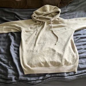 Merino ull hoodie  - Säljer en stilren beige hoodie med huva