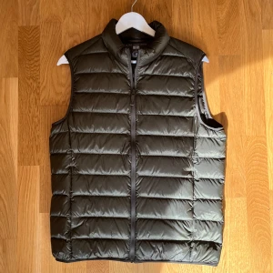 💫Uniqlo väst💫 - Hej! Säljer nu mina jättefina Uniqlo väst i storlek S som inprincip aldrig är använd, så den är i nyskick. Nypris 599kr. Hör av er vid frågor eller funderingar💫🙌