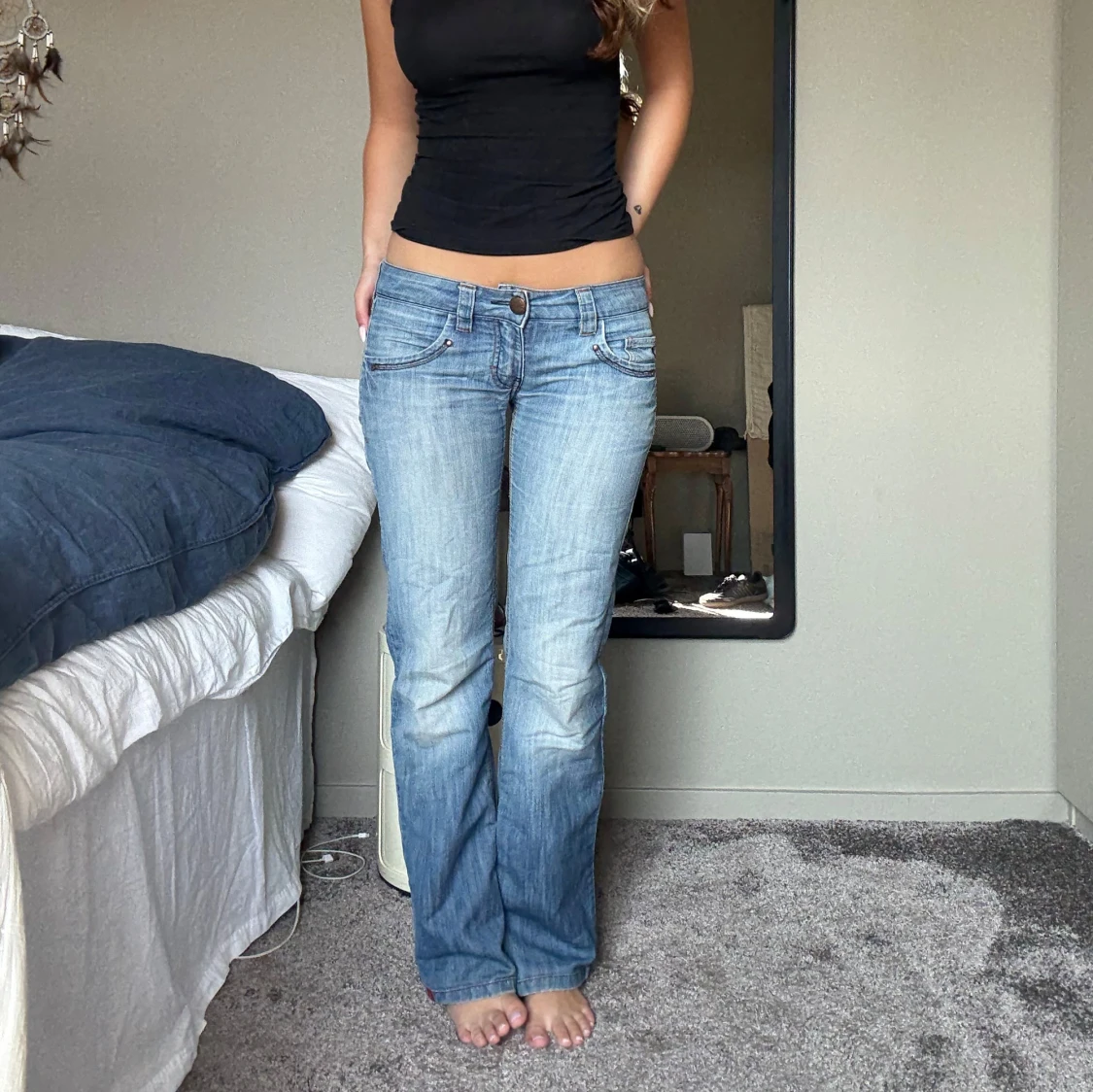 Lågmidjade bootcut jeans med broderade bakfickor - 1