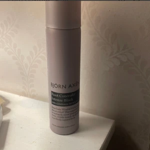 Root Concealer Intense Black - Root Concealer Intense Black från Björn Axén är en spray för att täcka utväxt och gråa hårstrån. Ger 100% täckning och en naturlig look. Perfekt för att snabbt fräscha upp hårrötterna mellan färgningar.