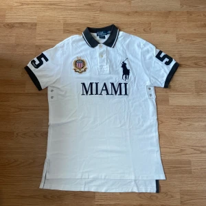 Ralph Lauren Polo Miami  - !skicka bud för snabb affär! Fet Ralph lauren Miami pike, storlek L i bra skick men litet hål i varje arm på undersidan (Sista bilderna) Skriv om ni undrar någonting 📲