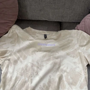 Beige t-shirt  - säljer en beige t-shirt då den inte passar längre. Den har ett litet hål som ni kan se så därför säljer jag den för endast 15kr.