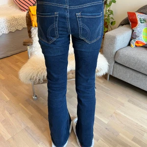 Hollister jeans - Snygga mörkblå jeans med bootcut passform och klassiska fickor bak. Gylfen är ca 10 cm, Innerbenslängden är 77cm o midjemått 37 cm. Jeansen är såå sköna och stretchiga💕 Köpte de i new york och säljer pga att jag inte använt de! Nypris: 550kr. Inga defekter!!💛