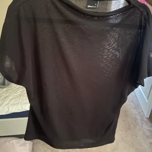 Svart festlig topp från Gina Tricot - En snygg och festlig, aningen seethrough topp från Gina Tricot! Knappt använd och typ xs-m