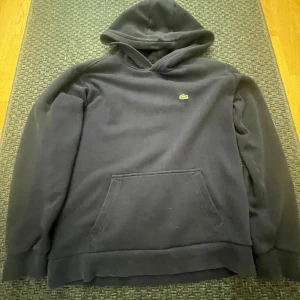 Lacoste hoodie bytes - Typ aldrig använd. Har inga defekter eller fläckar 💯Hör av dig vid frågor| tar imot byten✅