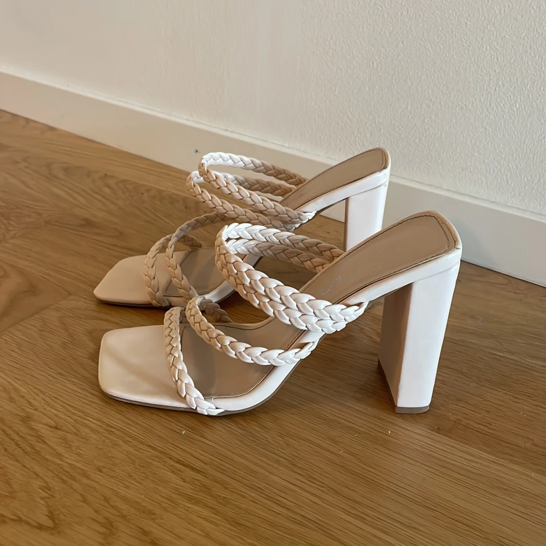 Beiga sandaler med flätade remmar och klack - 1