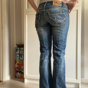 Lågmidjade utsvängda LTB jeans  - Säljer dessa superfina lågmidjade jeans då de tyvärr är lite små💕rakt över i midjan: ca 38, innerbenslängd: ca 81 (w27 L32)