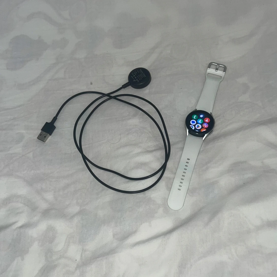 Vit Galaxy Watch4 med vit silikonarmband - 1