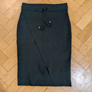 Kjol - Jättefin kjol i härligt tjockt och stretchigt i material. Färg mörkgrön. 