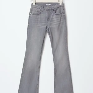 Gina Tricot low waist bootcut jeans  - Jag säljer ett par ”low waist bootcut jeans” från Gina Tricot i färgen ”lt grey”. De är nästan alldeles nya, använda sparsamt ett fåtal gånger. Nypris 499,95kr. Kolla hemsidan för mer bilder: https://www.ginatricot.com/se/klader/jeans/flarejeans/low-waist-bootcut-jeans-239108031