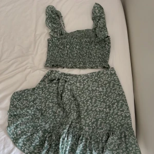 Ett Grönt blommigt set - Säljer ett söt grönt som passar perfekt för varma dagar!