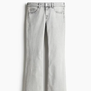 Ljusgrå bootcut jeans - Säljer ett par ljusgrå jeans med bootcut-modell. Klassisk femficksdesign och normal passform. Perfekta till sneakers eller boots och ger en snygg siluett. Jeansmaterialet är mjukt och bekvämt. Slutsålda i butik och på nätet.