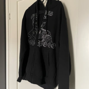 Gurkis Rhinestonetröja  - Svart Rhinestonetröja från gurkis första drop. (Sällsynt och säljs inte längre) storlek Small. Grymt skick. Inga märken, eller hål och endast en defekt bak vid ryggen som inte syns så tydligt samt går att fixa. Bekväm, och mysigt material. 