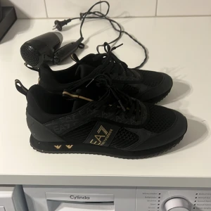 Armani skor  - Snygga Armani skor i storlek 42. Helt nya använda cirka 4 gånger. Hör av er vid minsta lilla fråga. Priset är ej hugget i sten