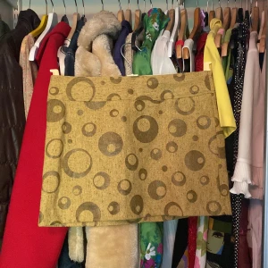 Så fin 60-talskjol! - Somrig 60-talskjol från humana! Står storlek 40 i men sitter lågmidjat på mig som vanligtvis har s/m. Skriv för fler bilder❤️