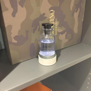 Louis Vuitton parfym  - Tja säljer min lv meteore parfym storlek 100 ml är ca 75/80% kvar av den nypris ligger på 3450kr. Den är köpt i sthlm på lv butiken kvitto och box fås med 