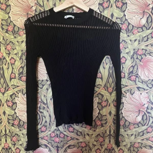 Svart stickad topp från Zara  - Säljer denna tröja från Zara då den inte längre anvönds. Lagat ett hål som syns på bild två inget som märks när den används. Skriv vid frågor🤗