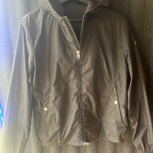 Monclear windbreaker  - Säljer en svart monclear windbreaker. Jackan är äktahetsvarifierad och den är 100 procent äkta. Jag är är i bra skick och jackan är inte skadad på något sätt. 