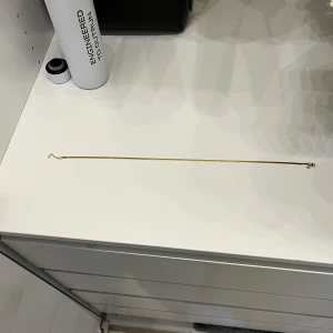 Tunt guldhalsband från Edblad - Säljer ett stilrent och tunt halsband i guldfärg. Perfekt för dig som gillar minimalistiska smycken. Halsbandet har en enkel kedja och ett diskret lås. Passar perfekt som det är eller till layering av fler halsband 
