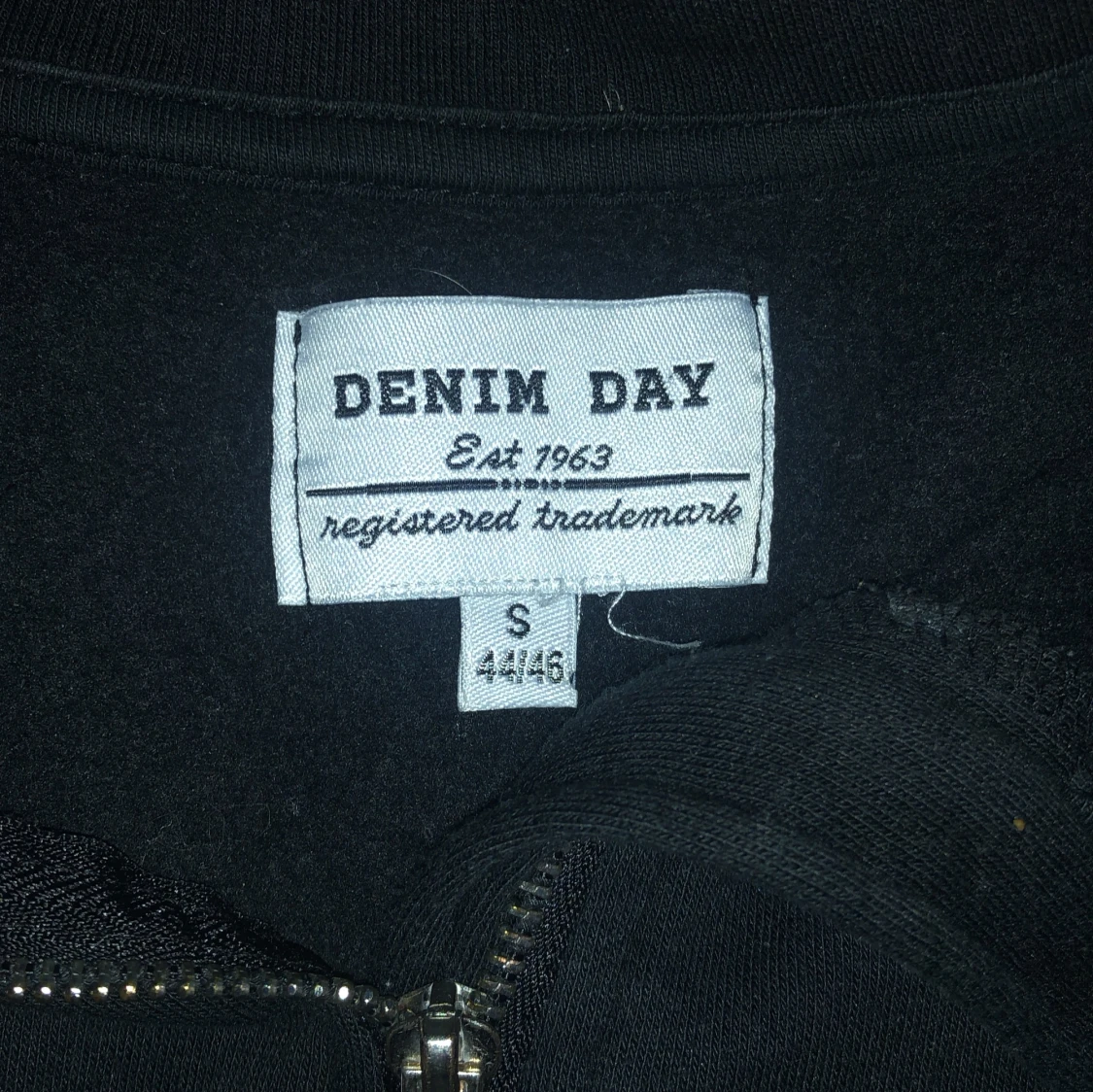 Svart halvzip tröja från Denim Day - 1