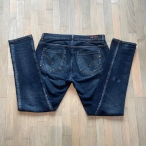 Dondup george - Säljer ett par mörkblå jeans från Dondup i modellen george. Jeansen har asfeta slitningar samt design. Perfekta för dig som gillar en enkel och stilren look. Pris kan diskuteras🙌